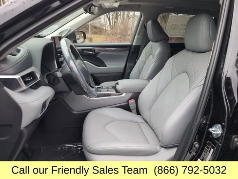 New 2026 Toyota Highlander Platinum AWD/4WD image 9