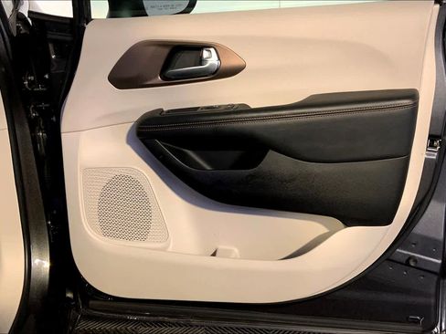 Used 2017 Chrysler Pacifica Touring image 22