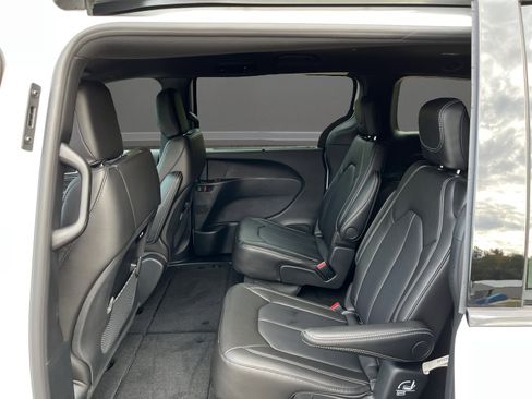 New 2026 Chrysler Pacifica Select image 12