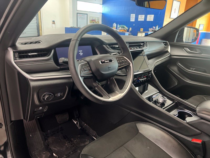 Used 2025 Jeep Grand Cherokee Altitude AWD/4WD image 19
