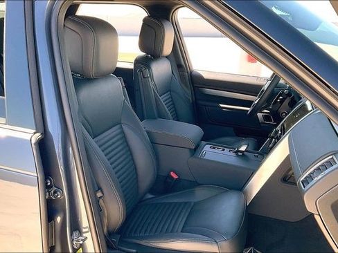 New 2025 Land Rover Discovery Dynamic SE image 12