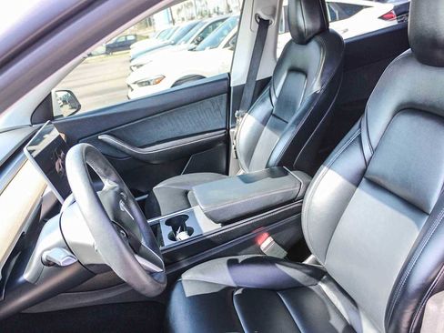 Used 2022 Tesla Model Y Long Range image 18