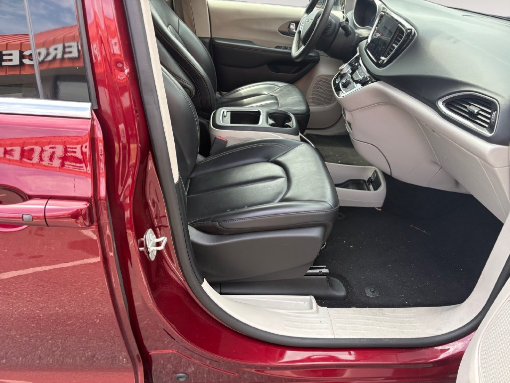 Used 2023 Chrysler Pacifica Touring-L FWD image 15