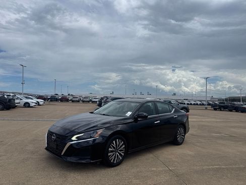 Used 2023 Nissan Altima 2.5 SV FWD image 8