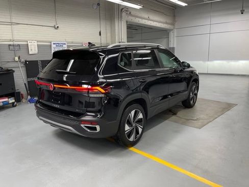 New 2025 Volkswagen Taos SE w/ Panoramic Sunroof Package AWD/4WD image 4