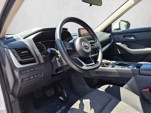 Used 2024 Nissan Rogue SV FWD image 9