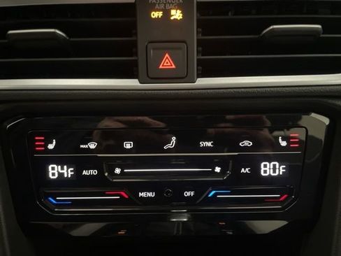 Certified 2025 Volkswagen Taos SE w/ Panoramic Sunroof Package image 20