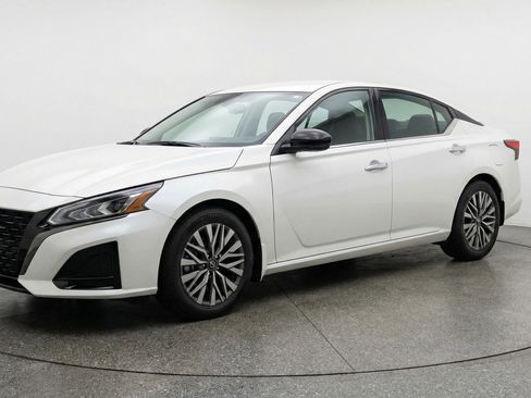 Used 2025 Nissan Altima 2.5 SV FWD image 3
