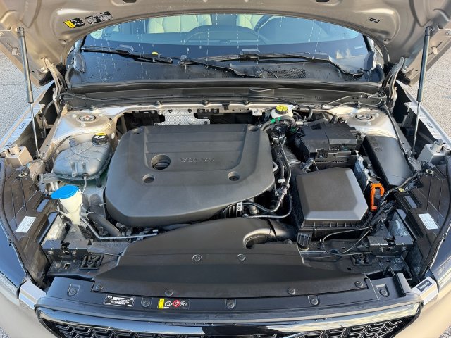 Certified 2024 Volvo XC40 B5 Plus AWD/4WD image 20