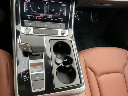 Used 2025 Audi Q8 Premium image 16