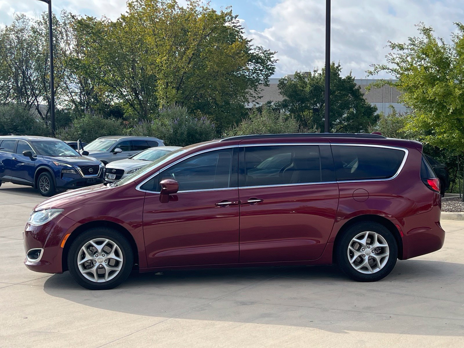 Used 2018 Chrysler Pacifica Touring Plus w/ Tire & Wheel Group FWD image 6