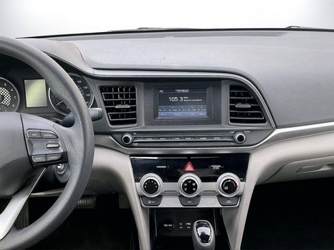 Used 2019 Hyundai Elantra SE image 13