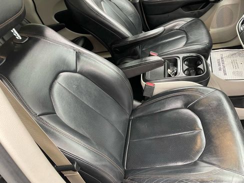 Used 2019 Chrysler Pacifica Touring-L FWD image 14