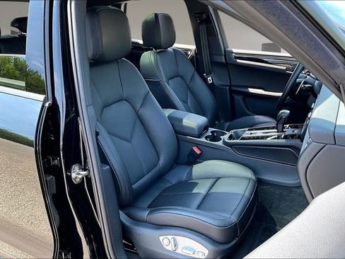 Used 2025 Porsche Macan image 26