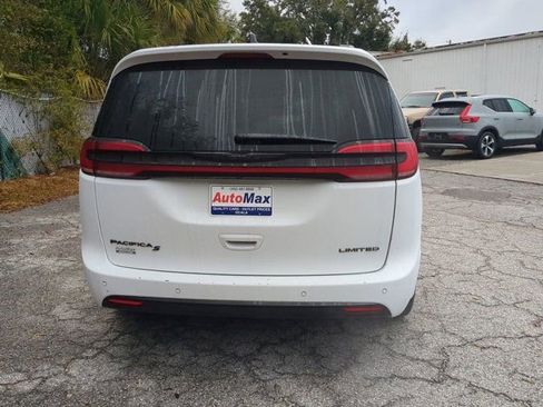 Used 2025 Chrysler Pacifica Limited image 5