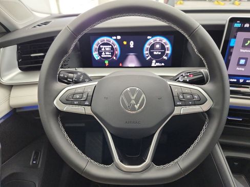 New 2025 Volkswagen Tiguan SE image 12