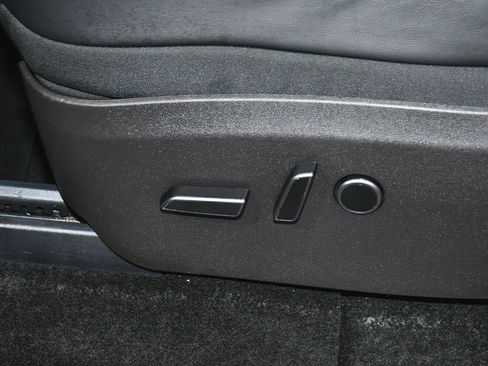 Used 2021 Tesla Model Y Long Range AWD/4WD image 39