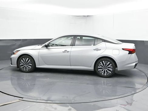 Used 2024 Nissan Altima 2.5 SV FWD image 9