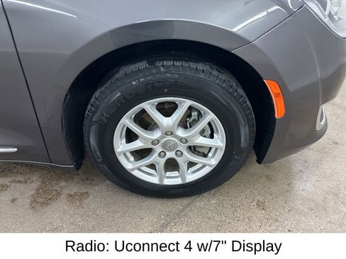 Used 2020 Chrysler Pacifica Touring-L image 15