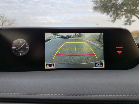 Used 2019 Lexus UX 200 image 16