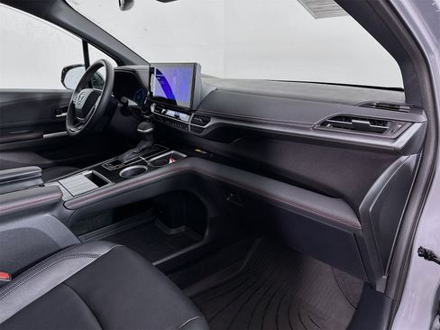 Certified 2025 Toyota Sienna XSE image 31