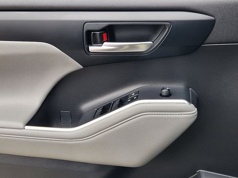 Used 2023 Toyota Highlander XLE image 23