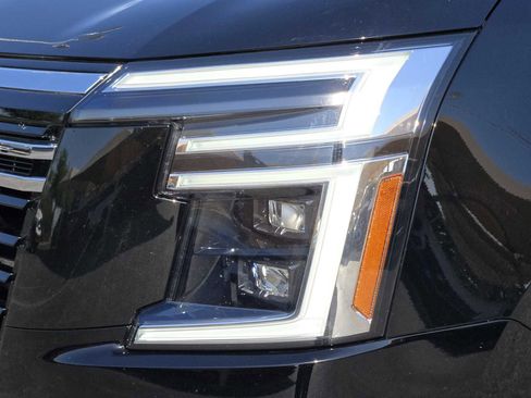 Used 2025 Nissan Armada SL w/ Captain's Chari Seat Package image 9