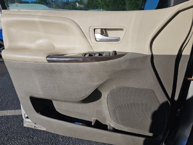 Used 2016 Toyota Sienna XLE FWD image 25