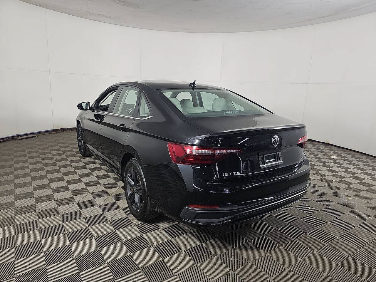 Used 2023 Volkswagen Jetta SE w/ Panoramic Sunroof Package FWD image 3