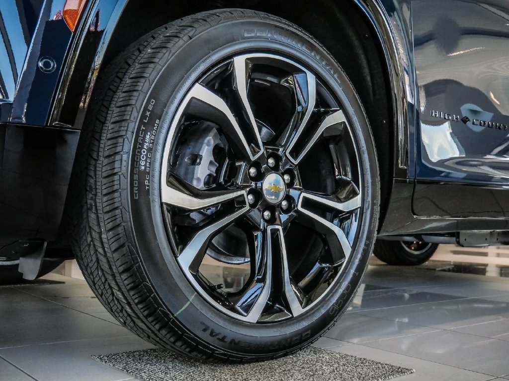 New 2027 Chevrolet Traverse High Country w/ LPO, Floor Liner Package AWD/4WD image 4