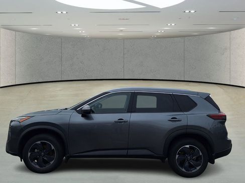 Used 2024 Nissan Rogue SV w/ SV Premium Package image 2