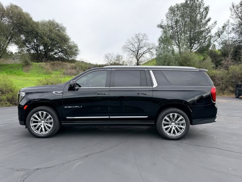 Used 2021 GMC Yukon XL Denali w/ Denali Premium Package image 1