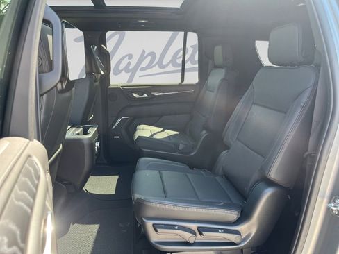 Used 2023 GMC Yukon XL Denali w/ Advanced Technology Package AWD/4WD image 30
