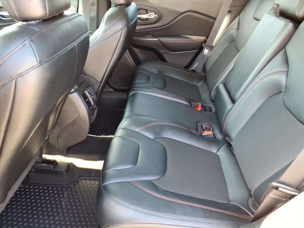 Used 2022 Jeep Cherokee Trailhawk w/ Comfort/Convenience Group AWD/4WD image 13