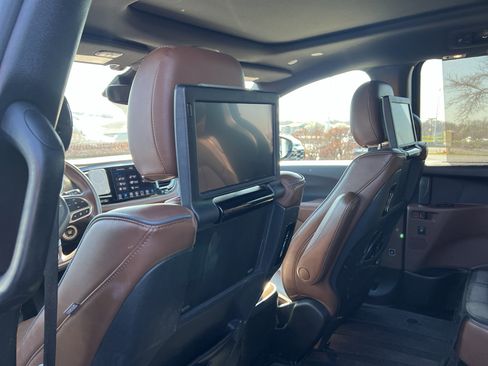 Used 2020 Chrysler Pacifica Limited w/ Tire & Wheel Group image 3