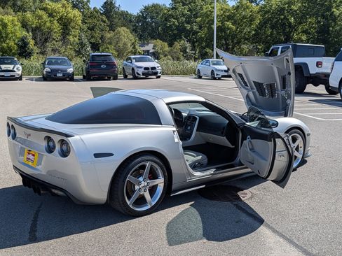 Used 2006 Chevrolet Corvette Coupe w/ Preferred Equipment Group RWD image 17