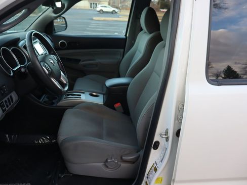 Used 2014 Toyota Tacoma PreRunner image 19