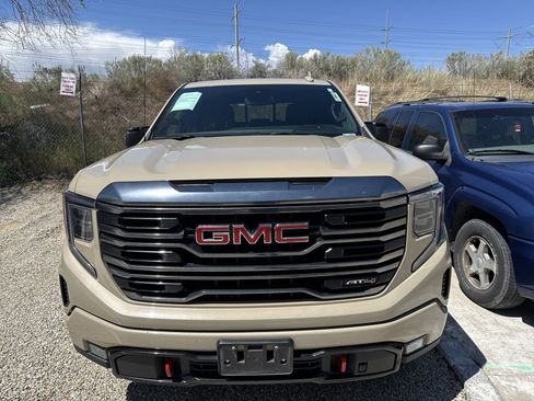 Used 2022 GMC Sierra 1500 AT4 w/ AT4 Preferred Package AWD/4WD image 3