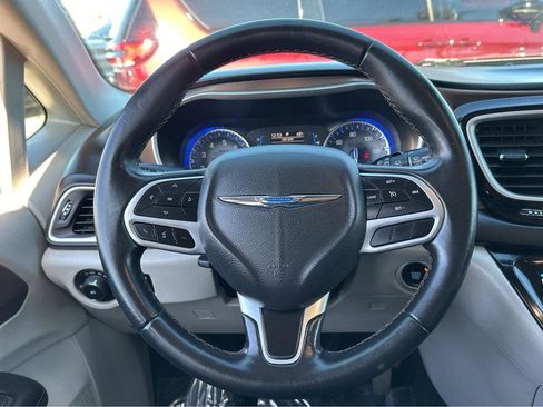 Used 2017 Chrysler Pacifica Touring-L image 20