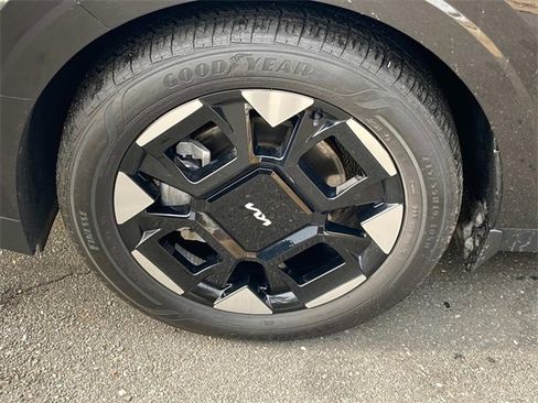 Used 2025 Kia Carnival EX image 6