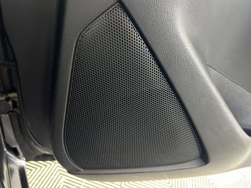 Used 2019 Toyota Yaris L image 28