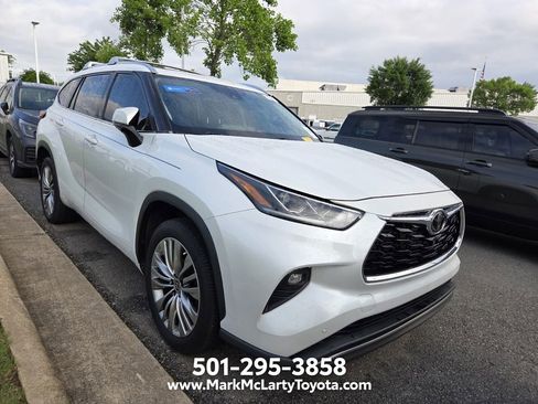 Used 2022 Toyota Highlander Platinum FWD image 2