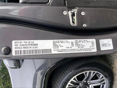 Certified 2023 Jeep Wagoneer 4WD w/ Premium Group I image 31