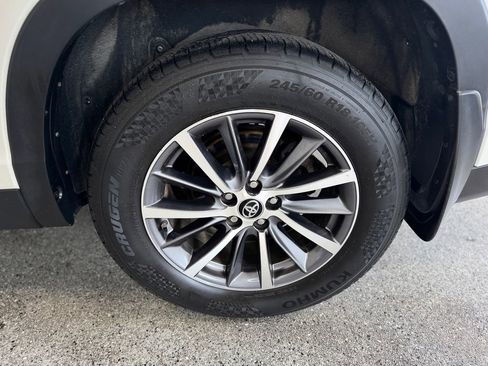 Used 2019 Toyota Highlander XLE AWD/4WD image 24