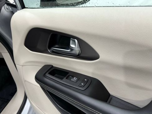 Used 2024 Chrysler Pacifica Touring-L FWD image 26