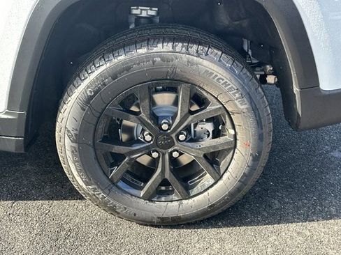 New 2025 Jeep Grand Cherokee Altitude image 18