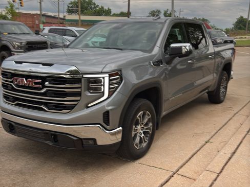Used 2025 GMC Sierra 1500 SLT RWD image 4