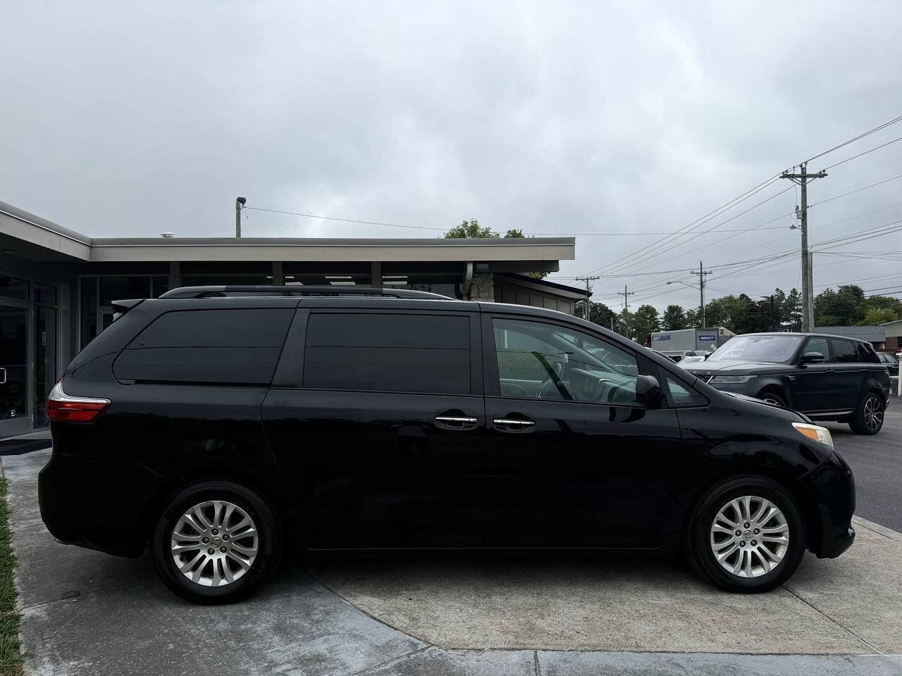 Used 2015 Toyota Sienna XLE w/ XLE Navigation Package FWD image 6