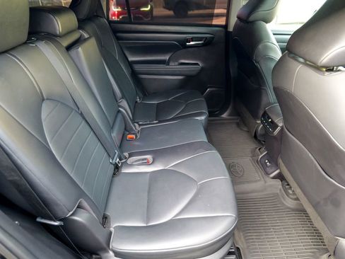 Used 2021 Toyota Highlander XLE image 33