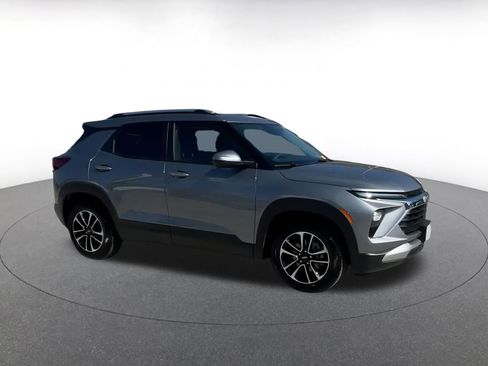 Used 2025 Chevrolet TrailBlazer LT image 2